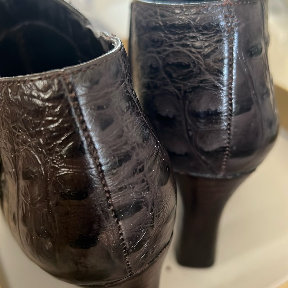 Dark brown Bandolino boots, with zipper, size 6M.